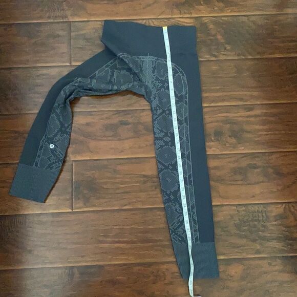 Lululemon Snake Print Ebb To Street Leggings Athleisure Athletic Gym Workout - Picture 13 of 15